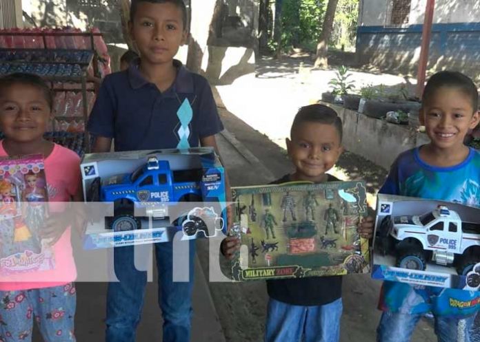 Felicidad con la niñez de Ometepe con la entrega de juguetes