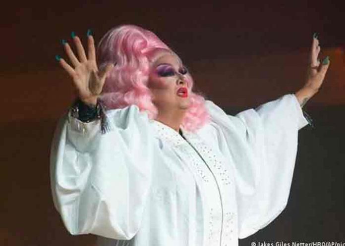Expulsan a pastor de su ministerio por salir vestido de ‘drag queen’ en TV