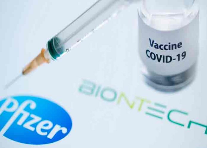 Pfizer dice que tres dosis de su vacuna podrían neutralizar ómicron