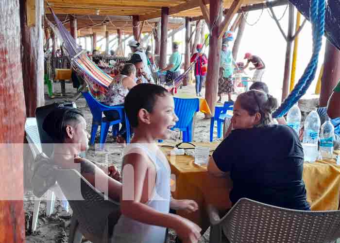 Familias aprovechan feriado para refrescarse en Pochomil y Masachapa