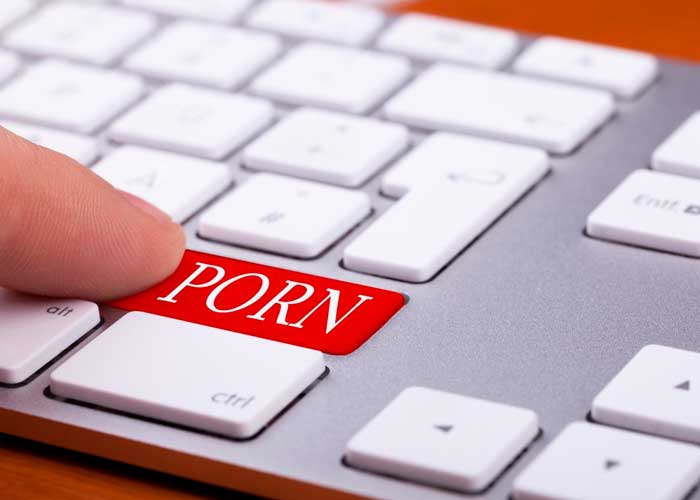 Imagen de una persona en un teclado con la palabra "porn", en referencia a la industria de Francia