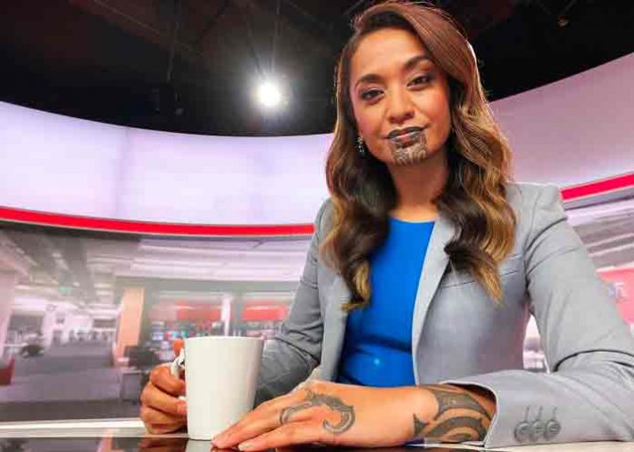 Oriini Kaipara, la primera presentadora con tatuaje indígena en el rostro