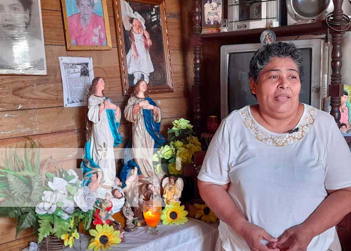 Mujer con alto fervor mariano para celebrar la Purísima en León