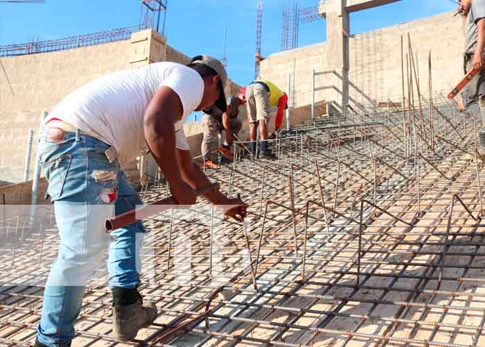 Construyen moderno estadio y calles para el pueblo en Rosita