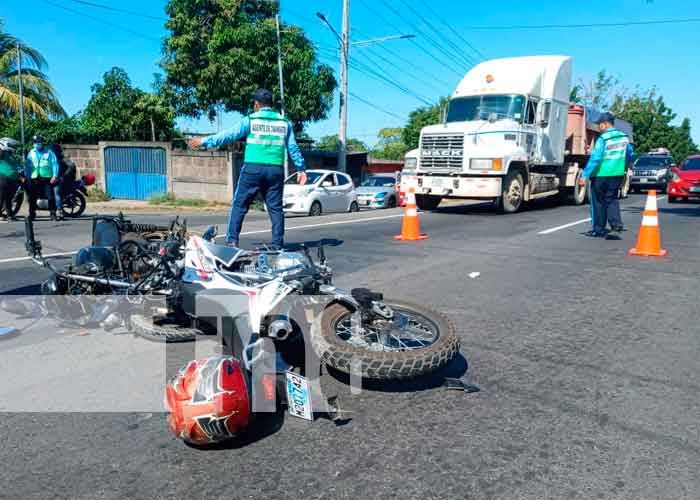Motociclistas graves al pegar de frente en el sector de Ciudad Sandino