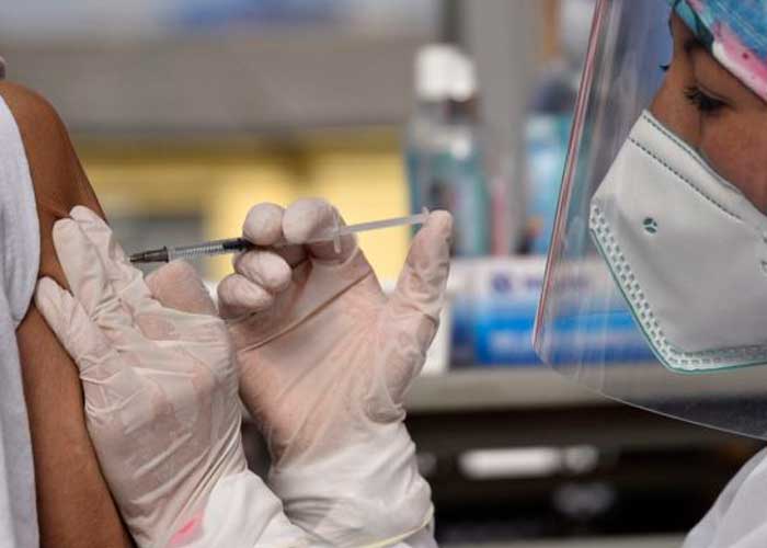 Vacunas contra la cepa ómicron no se producirán antes de octubre de 2022