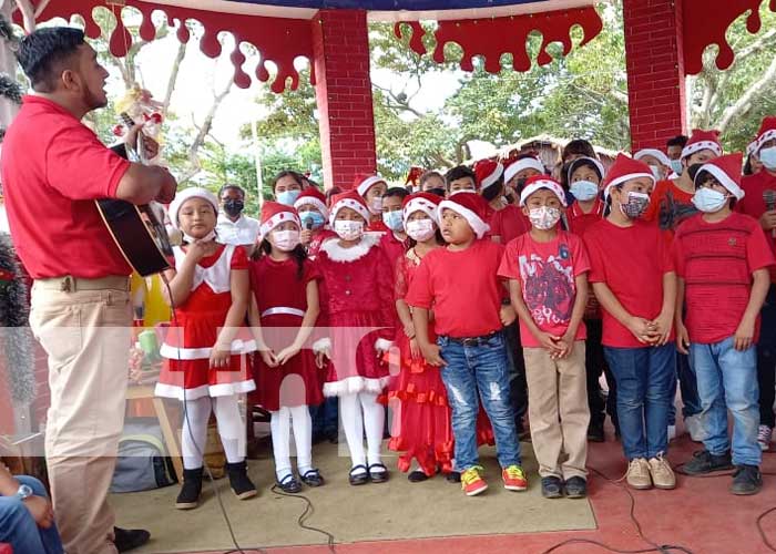 Estudiantes de San Marcos cierran el año escolar con show navideño