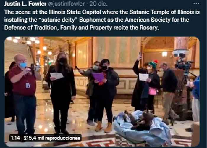 ¡Blasfemia! Templo Satánico presenta su percebe navideño en Illinois
