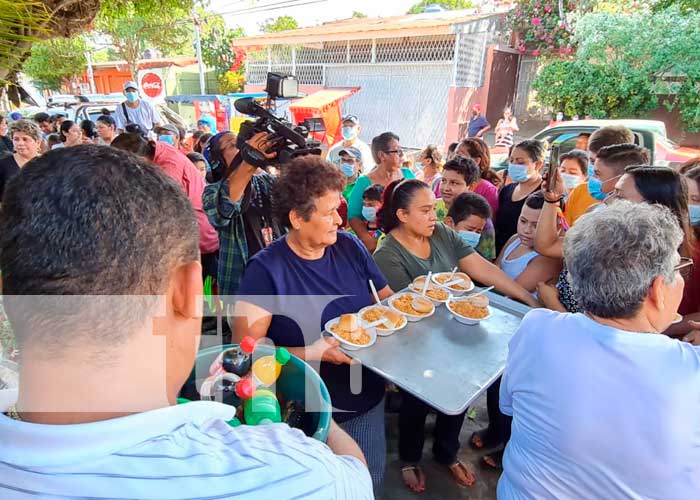 Celebración de la Purísima por parte de una familia en Managua