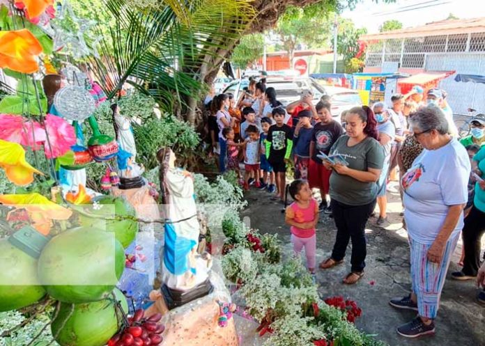 Celebración de la Purísima por parte de una familia en Managua