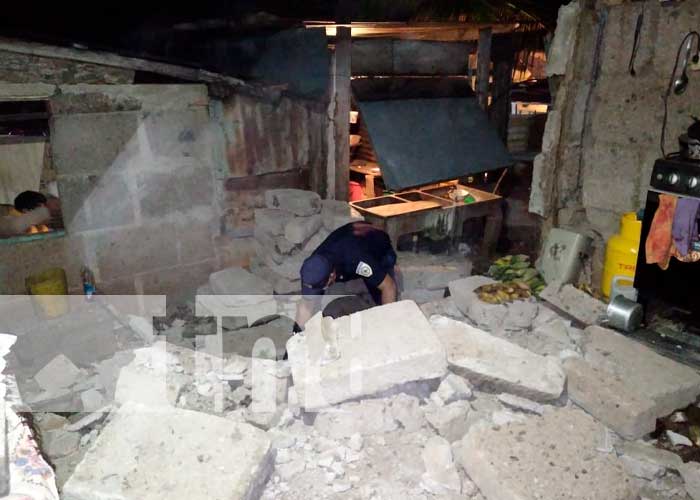 Bomberos remueven escombros tras colapso de vivienda en Chontales