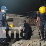 Bomberos remueven escombros tras colapso de vivienda en Chontales