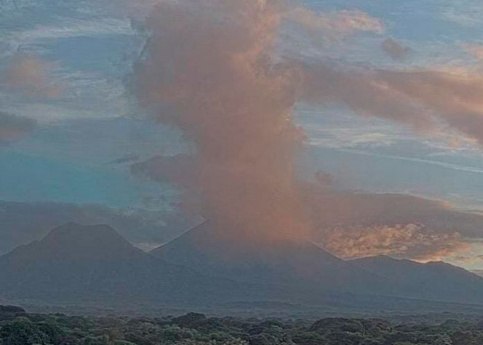 Expulsión de cenizas del Volcán San Cristóbal, en Chinandega