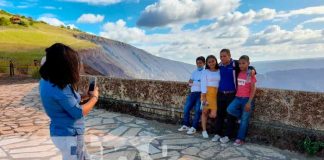Familias disfrutan fin de semana apreciando Volcán Masaya