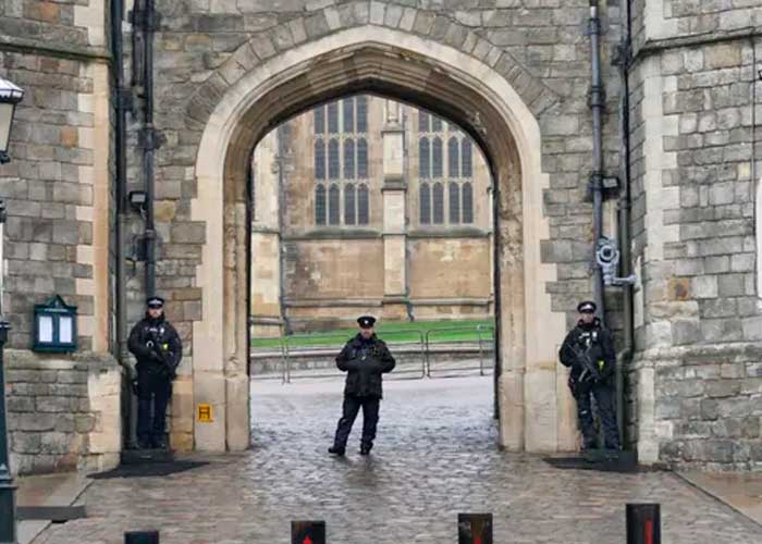 Seguridad a las afueras del Castillo de Windsor, en Londres
