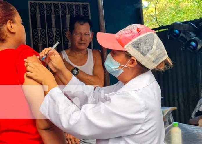 Aplican biológicos anti COVID-19 a la población del barrio El rodeo, Managua
