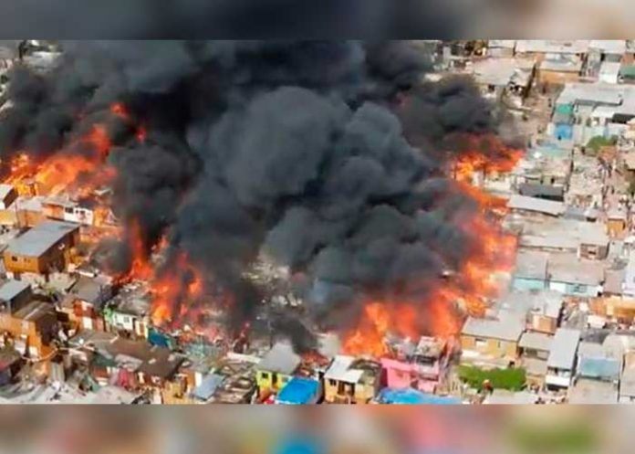 Violento incendio en Chile destruye decenas viviendas