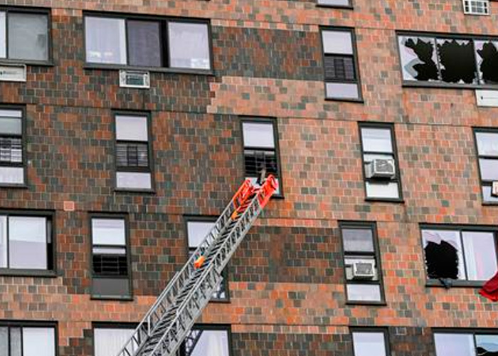 Sobrevivientes de incendio en Nueva York piden indemnización