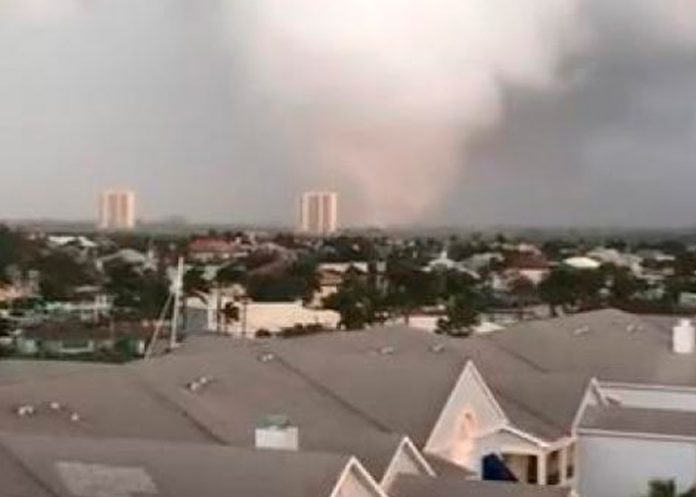 Fuerte tornado en Florida deja varias viviendas destruidas (VIDEO)