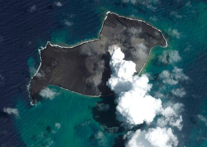  Sorprendentes imágenes muestran cómo el océano cubre la isla de Tonga