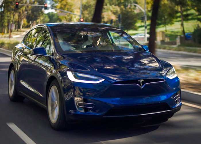  Conductor de Tesla acusado de homicidio por conducir en piloto automático