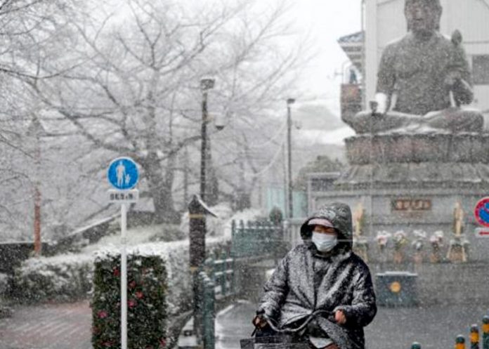 Un fuerte temporal de nieve mantiene a Tokio en alerta