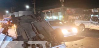 Accidente de tránsito deja un carro volcado en Managua