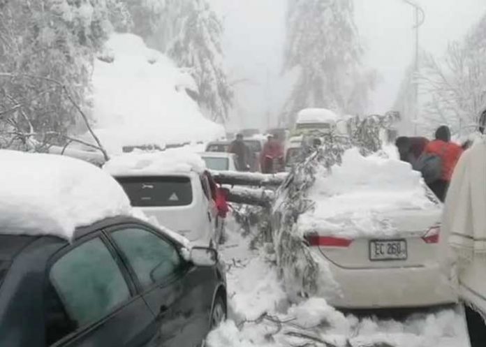 Fuerte nevada en una estación de montaña de Pakistán deja 21 muertos y afectados.