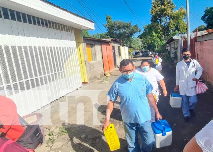 Inmunizan en el distrito III de Managua a la población contra el COVID-19