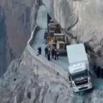 A un hilito de caer en un acantilado de 100 metros estuvo un camión en China (VIDEO)