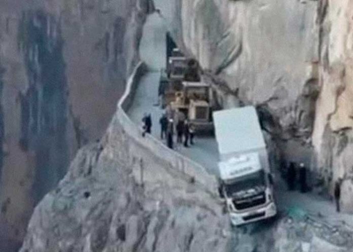 A un hilito de caer en un acantilado de 100 metros estuvo un camión en China (VIDEO)