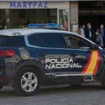 España: Sinvergüenza intenta atacar una tienda y dueña le parte en dos la cara