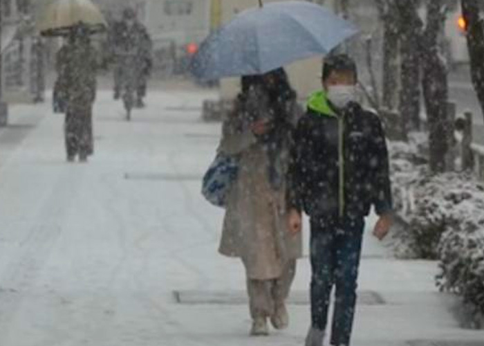 Un fuerte temporal de nieve mantiene a Tokio en alerta