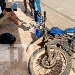 Motociclista impacta con la puerta de un vehículo en Juigalpa