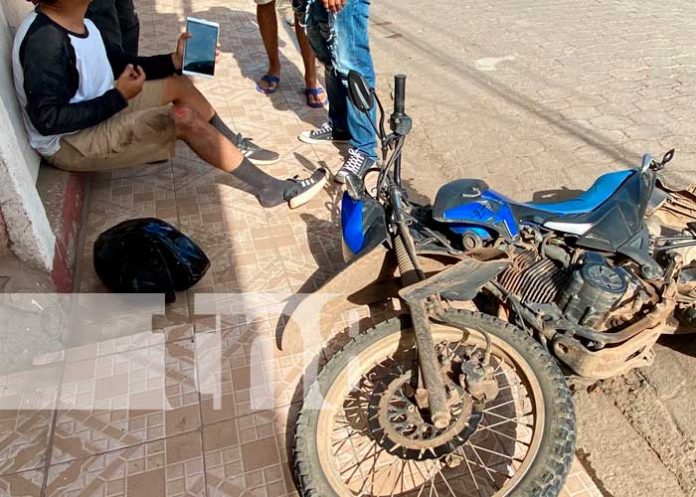 Motociclista impacta con la puerta de un vehículo en Juigalpa