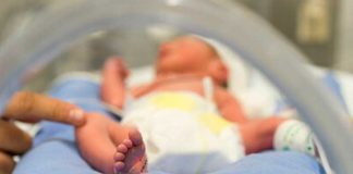 Mujer renuncia a su bebé tras descubrir mentira del donante de esperma