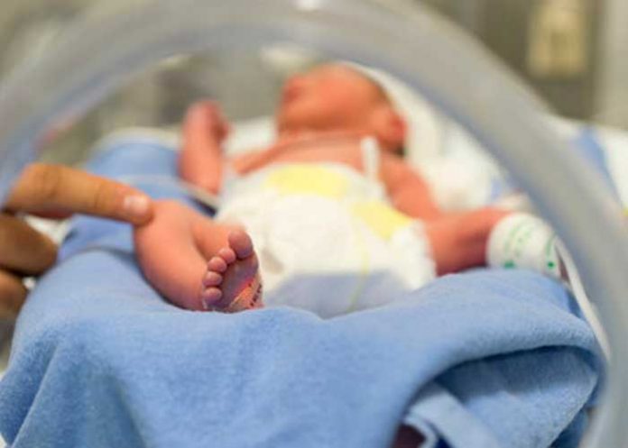 Mujer renuncia a su bebé tras descubrir mentira del donante de esperma