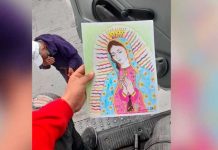 Anciano vende dibujos de la Virgen en México para alimentar a sus nietos