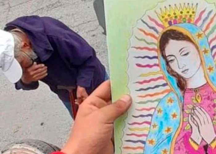 Anciano vende dibujos de la Virgen en México para alimentar a sus nietos