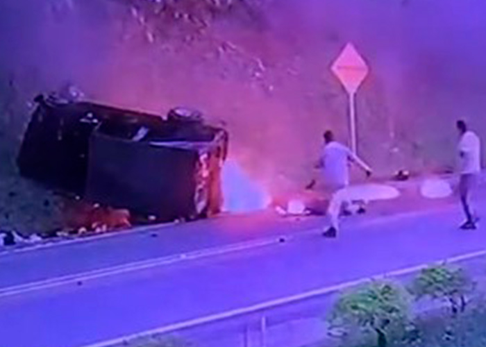 ¡Boom! Explota moto al chocar con camioneta en Colombia (VIDEO) 
