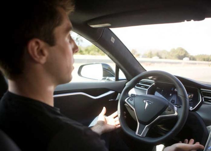Conductor de Tesla acusado de homicidio por conducir en piloto automático