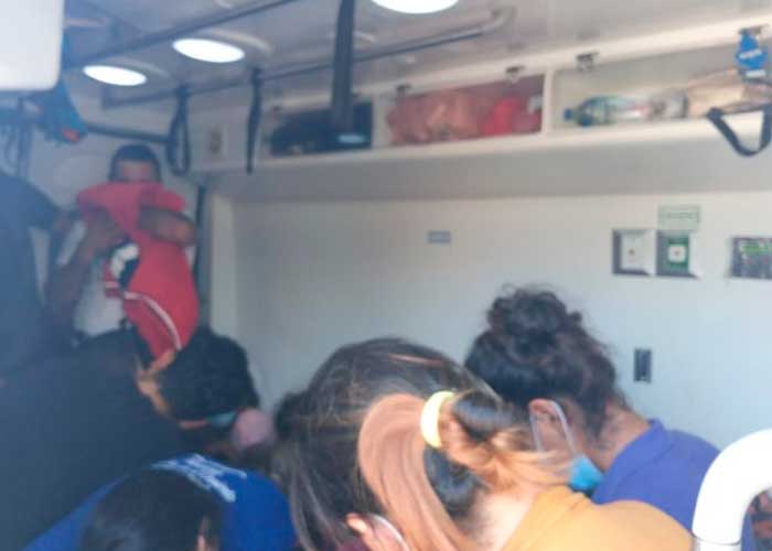 Autoridades de México detienen una ambulancia pirata con 28 migrantes
