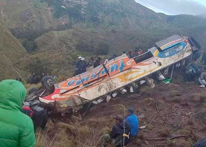 11 personas muertas en Bolivia al caer bus en un precipicio