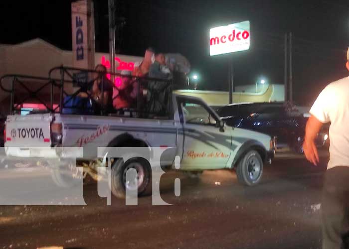 Accidente de tránsito deja un carro volcado en Managua