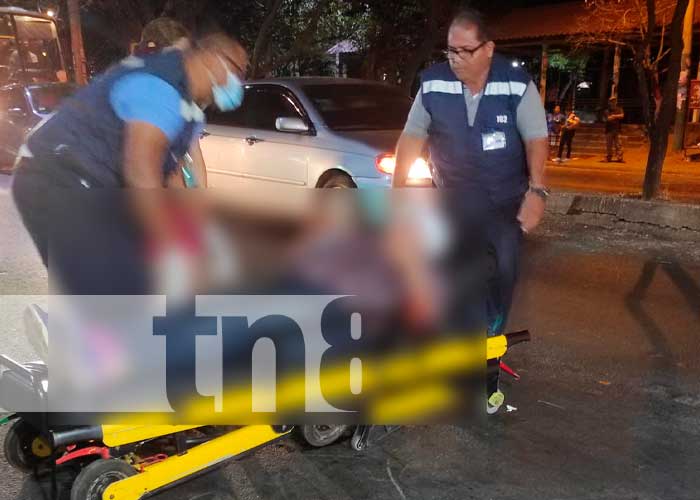Mujer es atropellada por motociclista en Managua