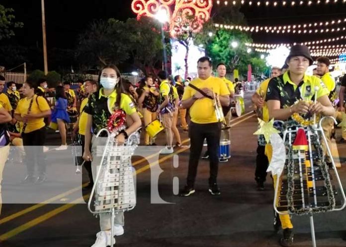 Managua: Carnaval de año nuevo en la Avenida Bolívar a Chávez