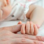 Desgarrador: Hallan a bebé que pasó cinco días con el cadáver de su madre