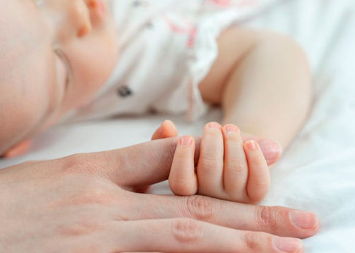 Desgarrador: Hallan a bebé que pasó cinco días con el cadáver de su madre