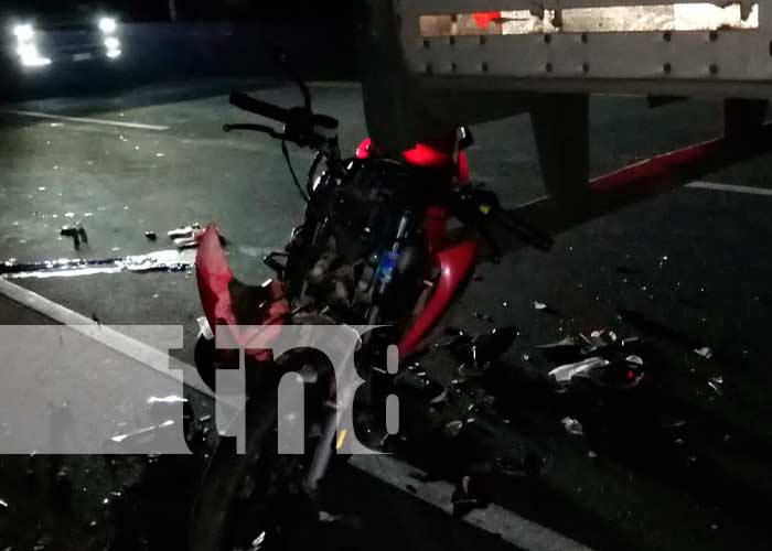 Motociclista fallece tras impactar contra una rastra en Carazo