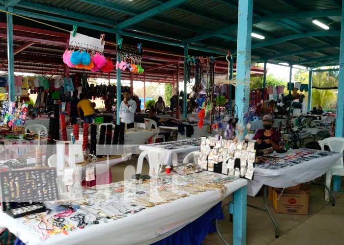 Familias disfrutan actividades económicas en el Parque de Ferias, Managua